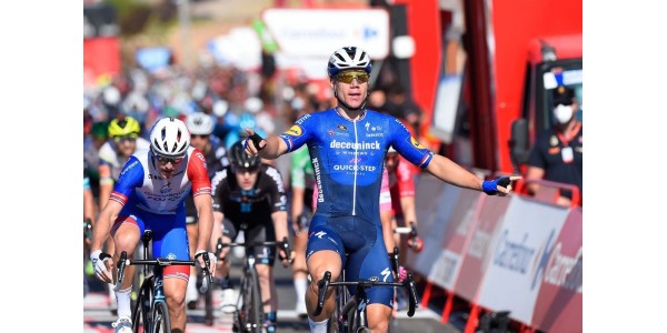 Fabio Jakobsen sprinte sur une pente douce pour tuer Demar